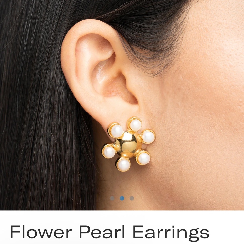 Flower Pearl Stud Earrings -